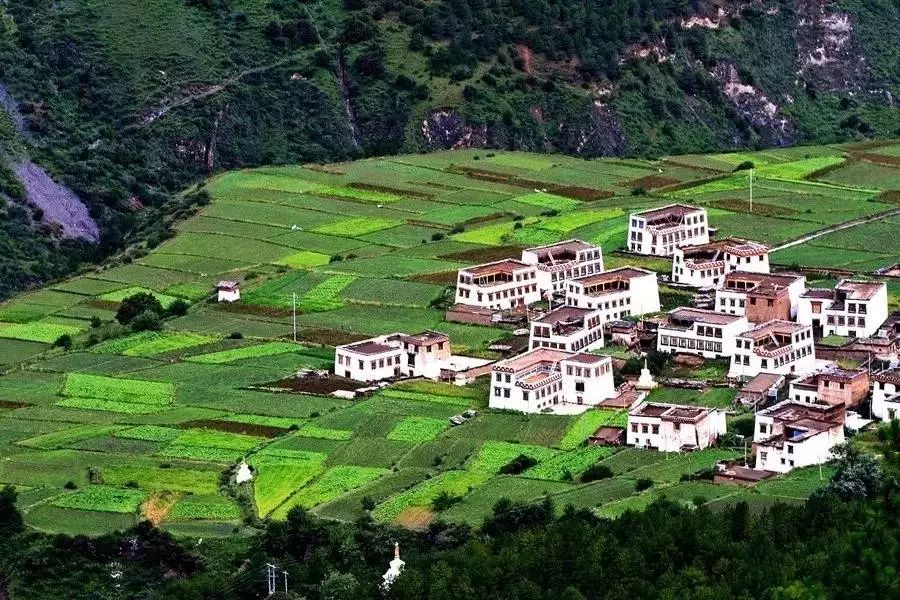 國慶去哪里玩，成都租車自駕去川西，一個景色媲美西藏的地方